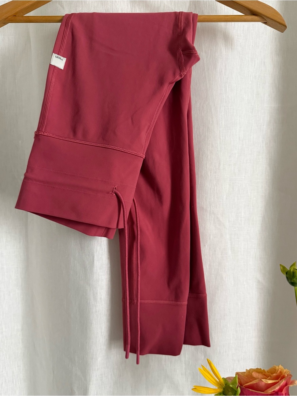 Vuori Daily Leggings Estimated XS Berry Rose High Rise Drawstring Cuffed 7/8